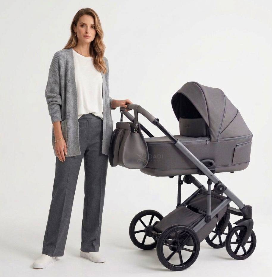 Modelka prezentuje wózek Junama Ellegante Termo 3w1 01 Grey z lekką gondolą EPP w studio.