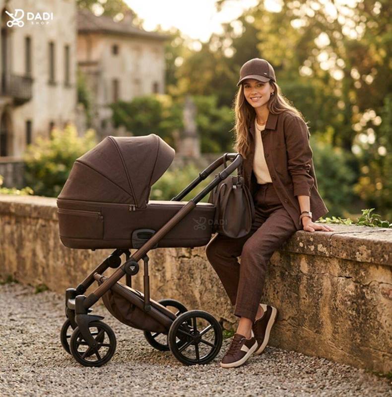 Kobieta z wózkiem3w1 Junama Termo Ellegante Chocolate 3w1 w plenerze