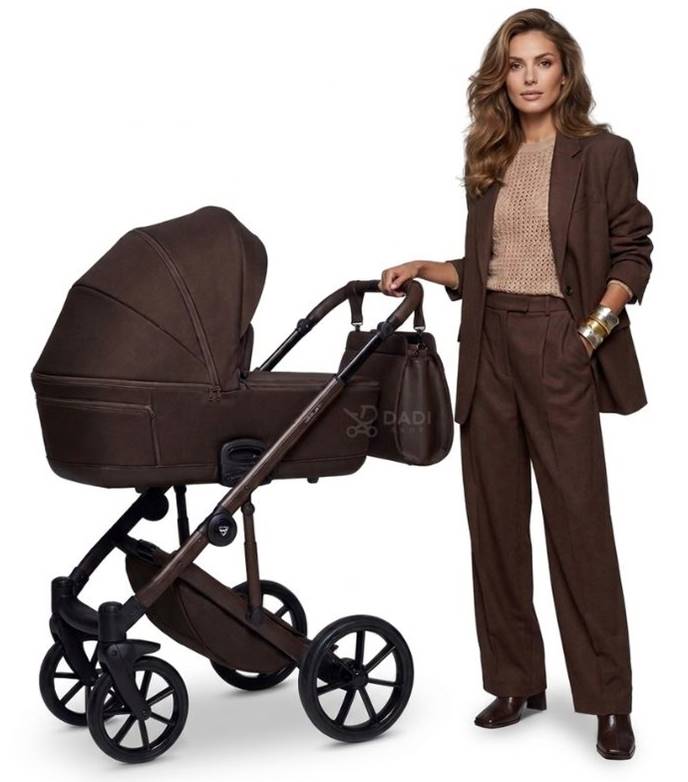 Stylowa kobieta prezentuje wózek Junama Termo Ellegante 3w1 Chocolate 05
