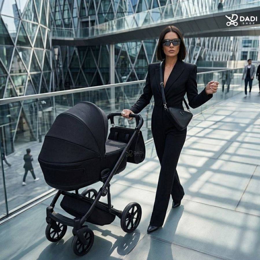 Kobieta spaceruje z wózkiem Junama Ellegante Termo 04 Black w nowoczesnym centrum miasta.