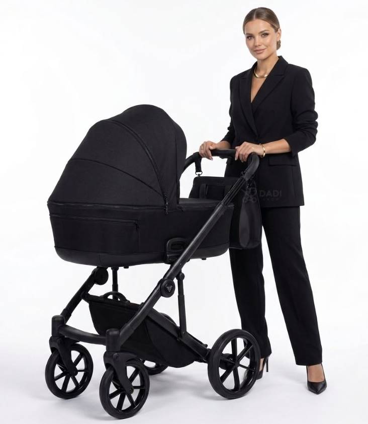 Kobieta prezentująca wózek Junama Termo Ellegante 3w1 04 Black w studio na białym tle