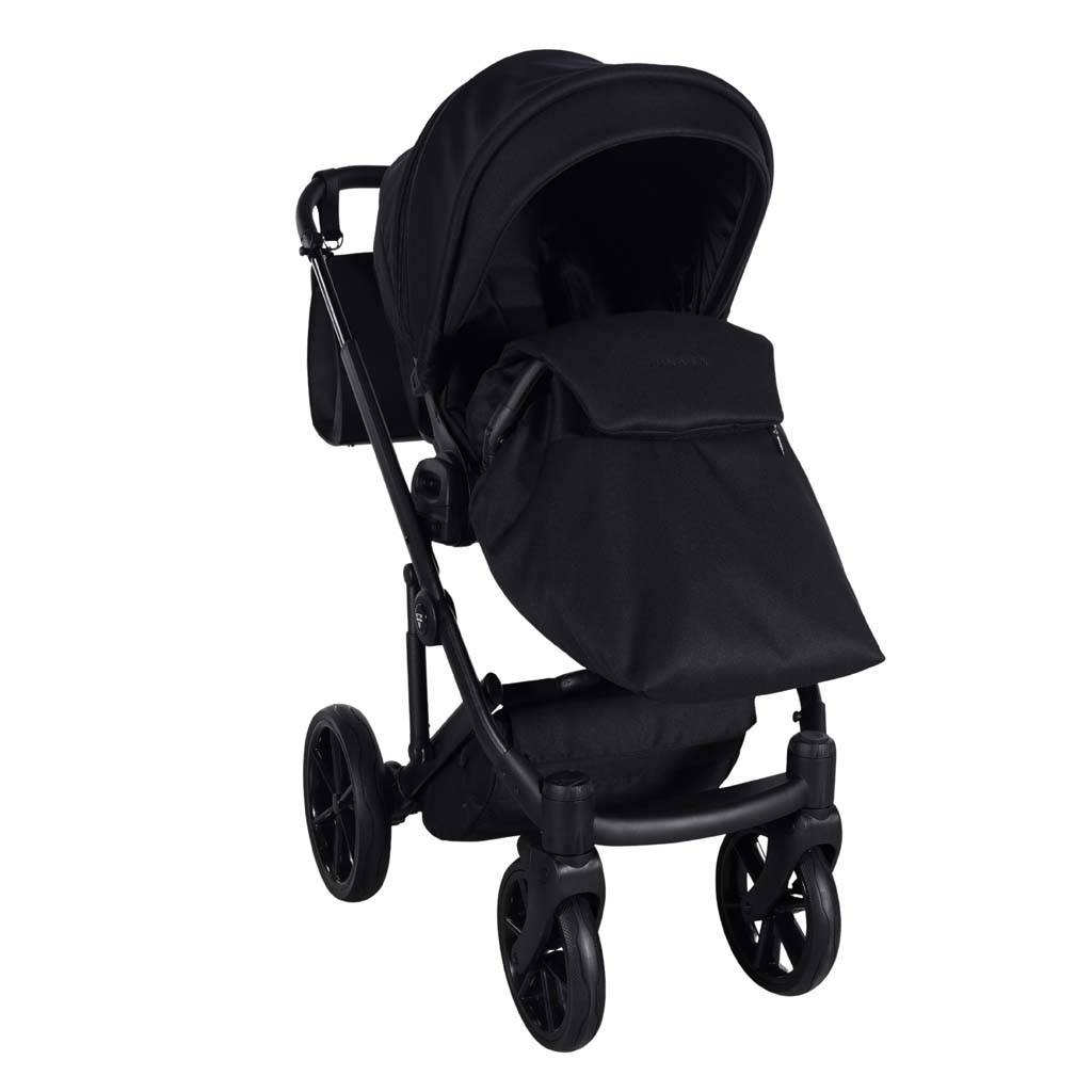 Wózek Junama Termo Ellegante 3w1 04 Black spacerówka widok z przodu z przykryciem na nóżki