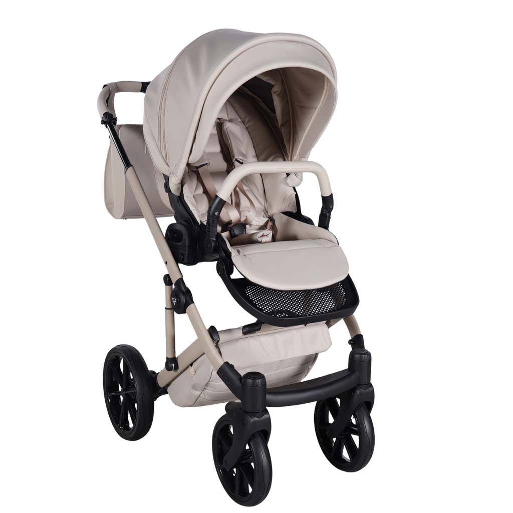 Junama Termo Ellegante 2w1 Light Beige – spacerówka z widocznymi 5-punktowymi pasami bezpieczeństwa, regulowanym podnóżkiem i siedziskiem.