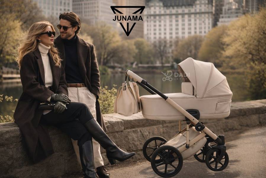 Komfortowy wózek dziecięcy premium Junama Termo Ellegante 2w1 Light Beige. Para z wózkiem relaksuje się w miejskim parku.