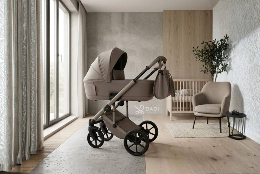 Junama Ellegante Termo 3w1 - gondola wózka dziecięcego w nowoczesnym kremowym wnętrzu salonu