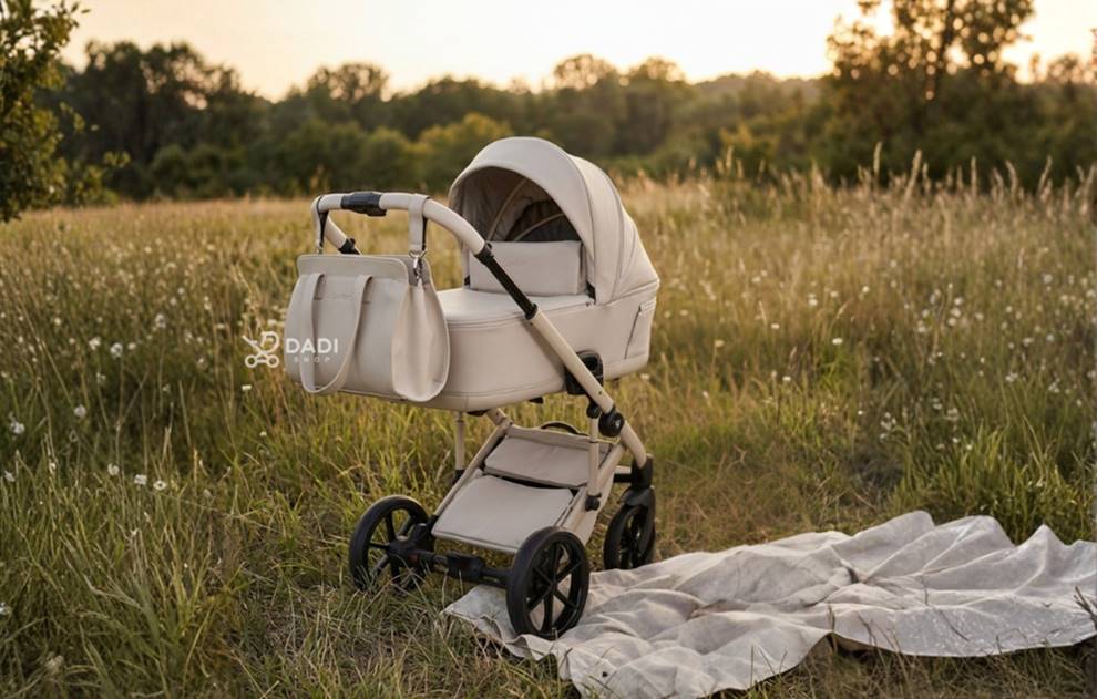 Wózek Junama Termo Ellegante 3w1 Light Beige 02 – lekka gondola termoizolacyjna EPP, na pięknej łące o zachodzie słońca