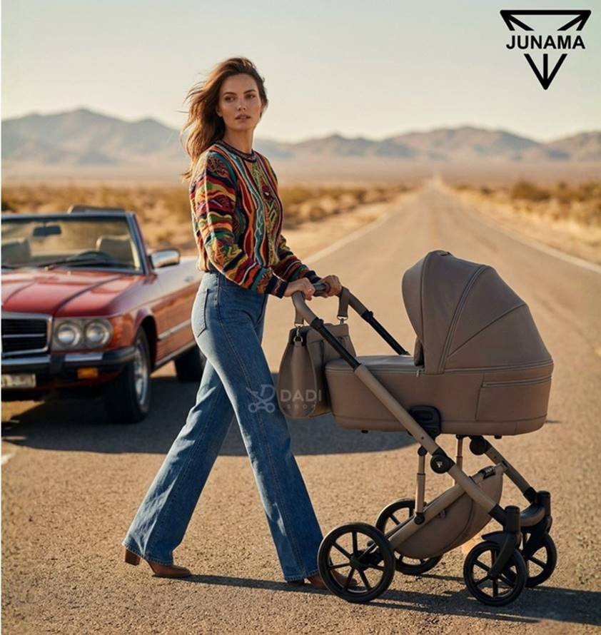 Modny wózek dziecięcy Junama Termo Ellegante w kolorze cappucino – kobieta z wózkiem na drodze
