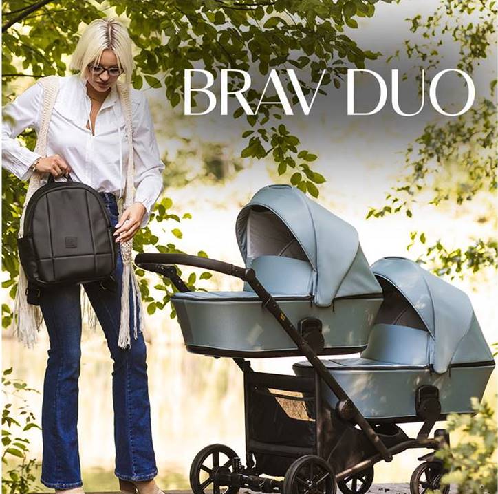 Wózek bliźniaczy jeden za drugim Kunert Brav kobieta spaceruje w lesie
