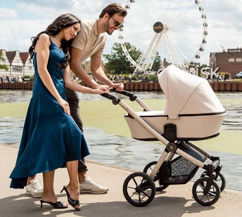 Rodzice spacerują z wielofunkcyjnym wózkiem Kunert Brav.