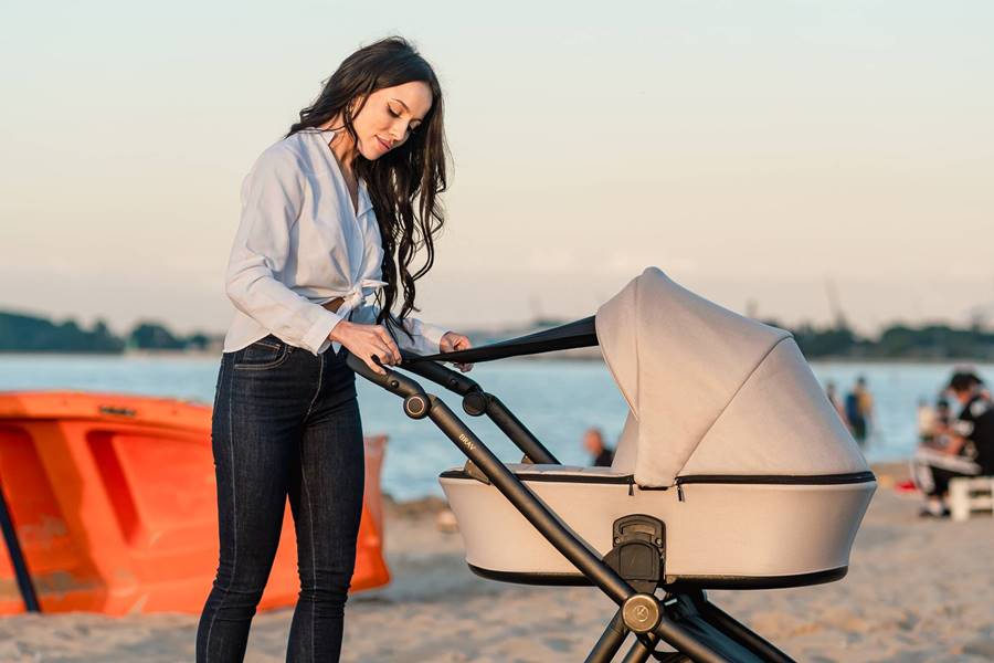Kunert Brav wózek 3w1 z gondolą i blendą przeciwsłoneczną na plaży - prezentacja zastosowania