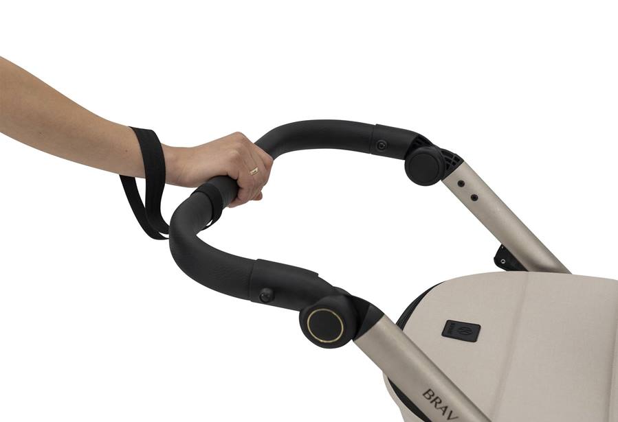 Pas bezpieczeństwa wózka BRAV zabezpiecza wózek przed niekontrolowanym odjazdem, dając rodzicowi pełną kontrolę.