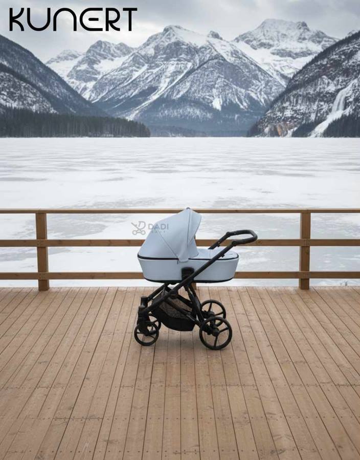 Wózek dziecięcy gondola, Kunert Brav w kolorze baby blue na tarasie zimą, z górami w tle. Dadi-shop