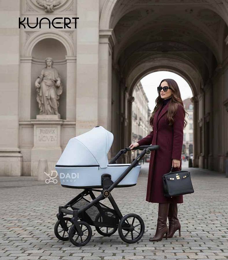 Wózek dziecięcy Kunert Brav niebieski 14 z modelką w miejskiej scenerii, elegancki lifestyle editorial.