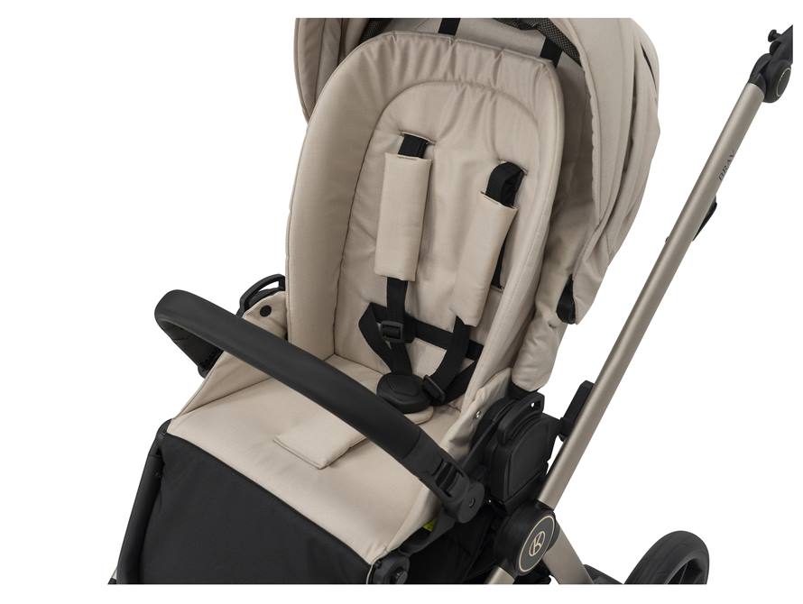 Siedzisko spacerowe w wózku Kunert BRAV – 5-punktowe pasy bezpieczeństwa i odpinana barierka dla ochrony dziecka.