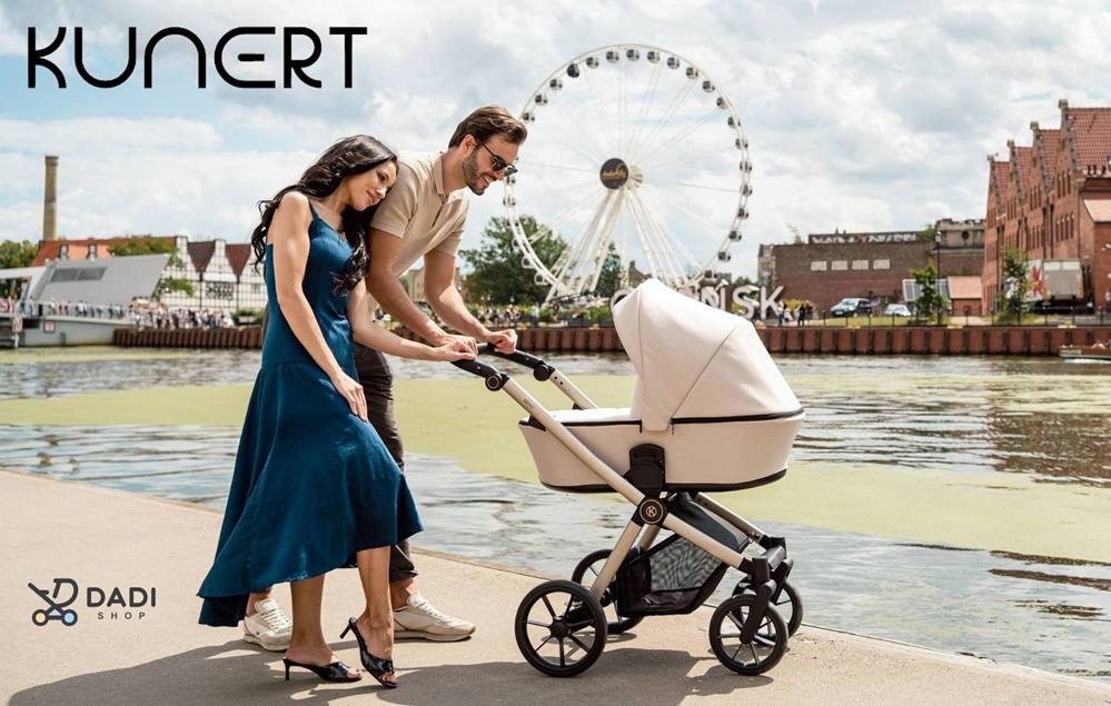 Kunert Brav rodzice spacerują z wózkiem w mieście.