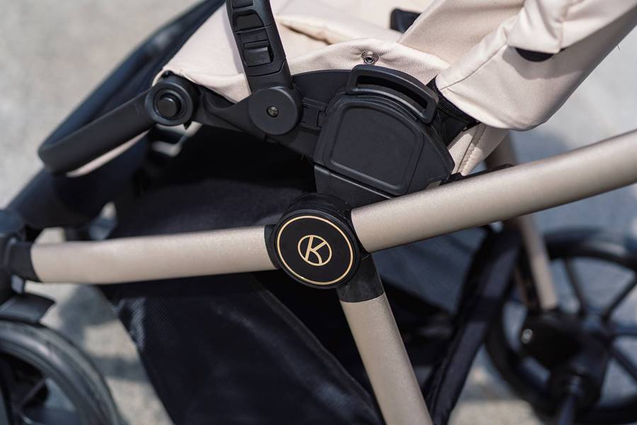 Wózek Brav z wpiętym siedziskiem spacerowym na stelaż w kolorze beżowym