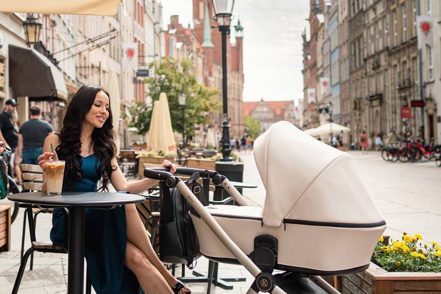 Wygodna gondola w wózku 2w1 dla niemowlaka- lifestyle.