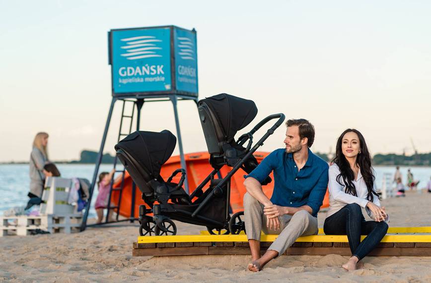 Spacer z wózkiem bliźniaczym Ivento Duo z siedziskami spacerowymi.