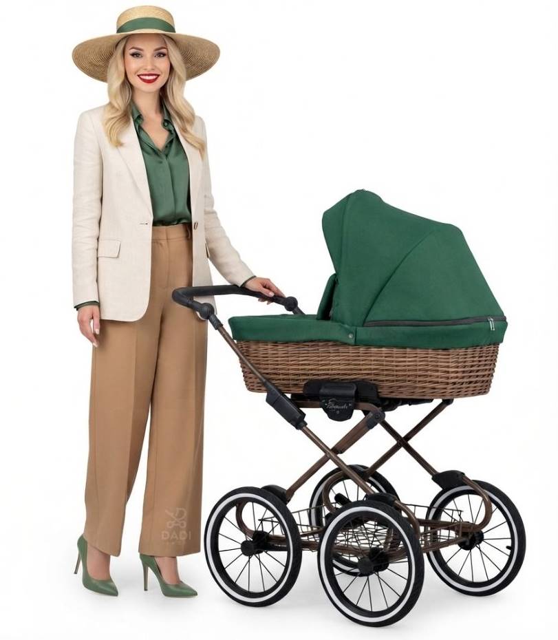 Modelka prezentuje wielofunkcyjny wózek retro Kunert Romantic Classic w kolorze zielonym, wyposażony w wiklinową gondolę i duże koła pompowane.