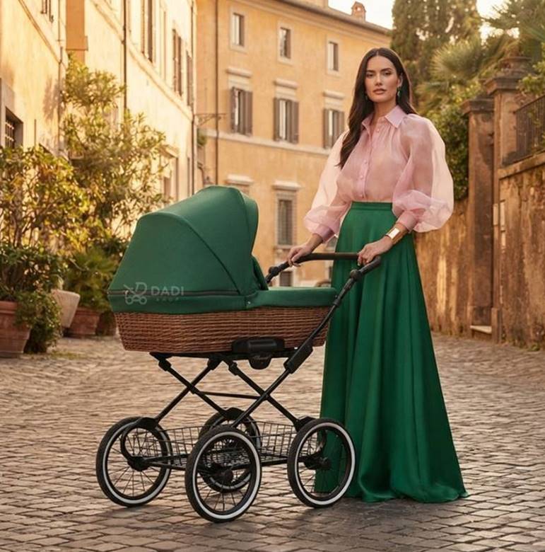 Elegancka kobieta pozuje z zielonym wózkiem dziecięcym Kunert Romantic Classic z wiklinową gondolą na urokliwej, kamienistej uliczce starego miasta.