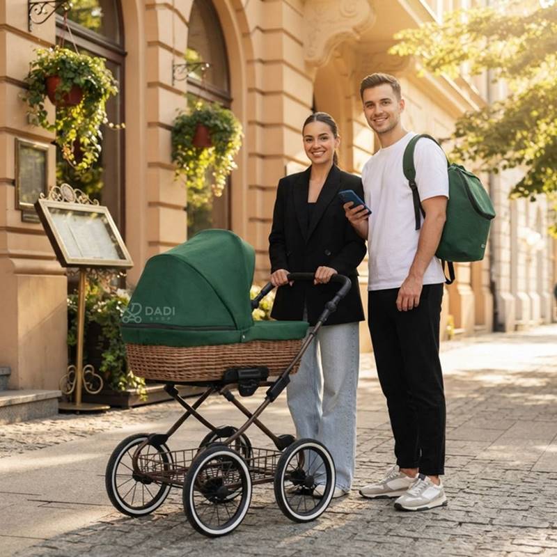 Rodzice spacerują po mieście z wózkiem Kunert Romantic Classic w kolorze zielonym.