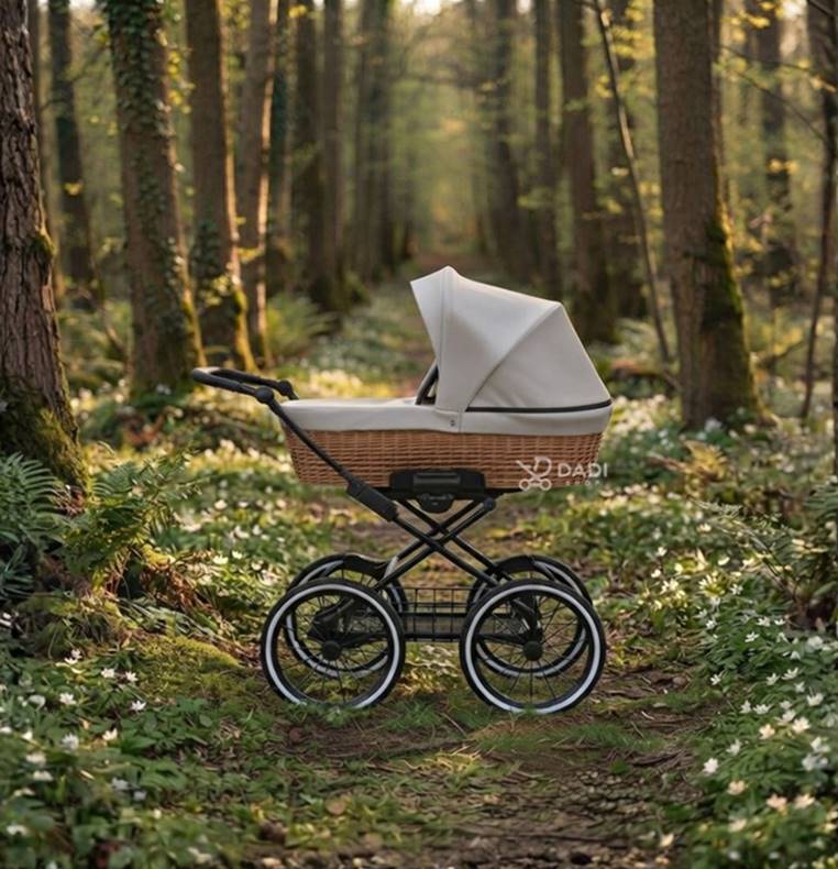 Wózek dziecięcy Kunert Romantic Classic z wiklinowym stelażem i białą tapicerką, prezentowany w otoczeniu naturalnego lasu w świetle słonecznym.