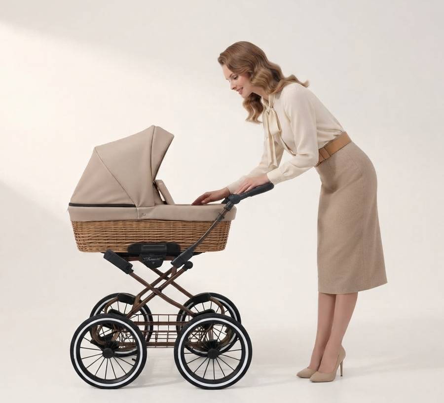 Elegancka modelka w beżowej spódnicy i koszuli pochyla się nad wózkiem Kunert Romantic Classic 4w1 w kolorze cappuccino eco z wiklinową gondolą.