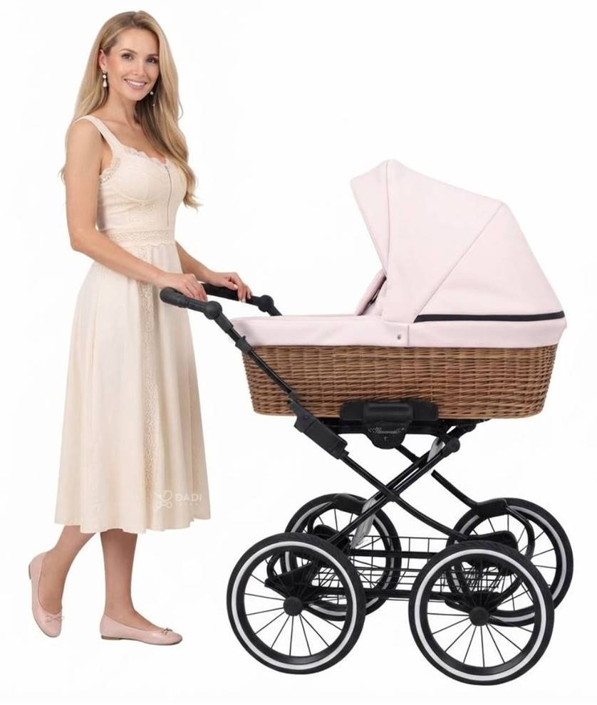 Prezentacja modelu Kunert Romantic Classic: elegancka mama w jasnej kreacji stoi obok wózka retro z wiklinową gondolą, szprychowymi kołami i różową budką