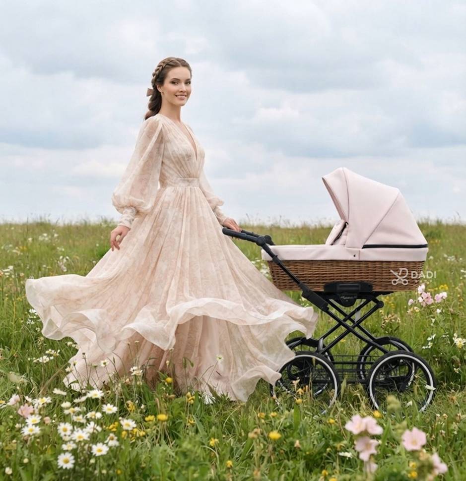 Lifestylowe zdjęcie: Kunert Róż Eco na polnej drodze. Wózek z wikliny w otoczeniu natury, obok uśmiechnięta mama w długiej sukni. Romantyczny spacer.