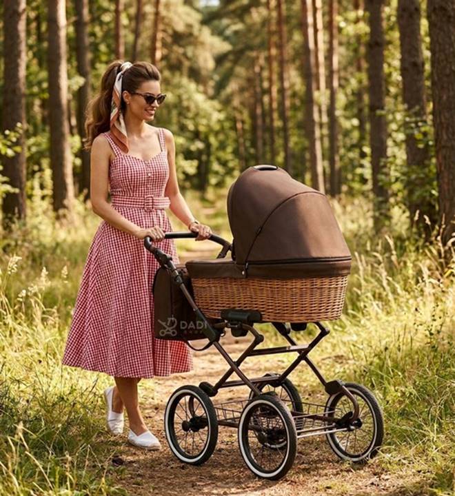 KUNERT Romantic Classic – elegancki wózek dziecięcy w stylistyce retro na spacer w lesie.