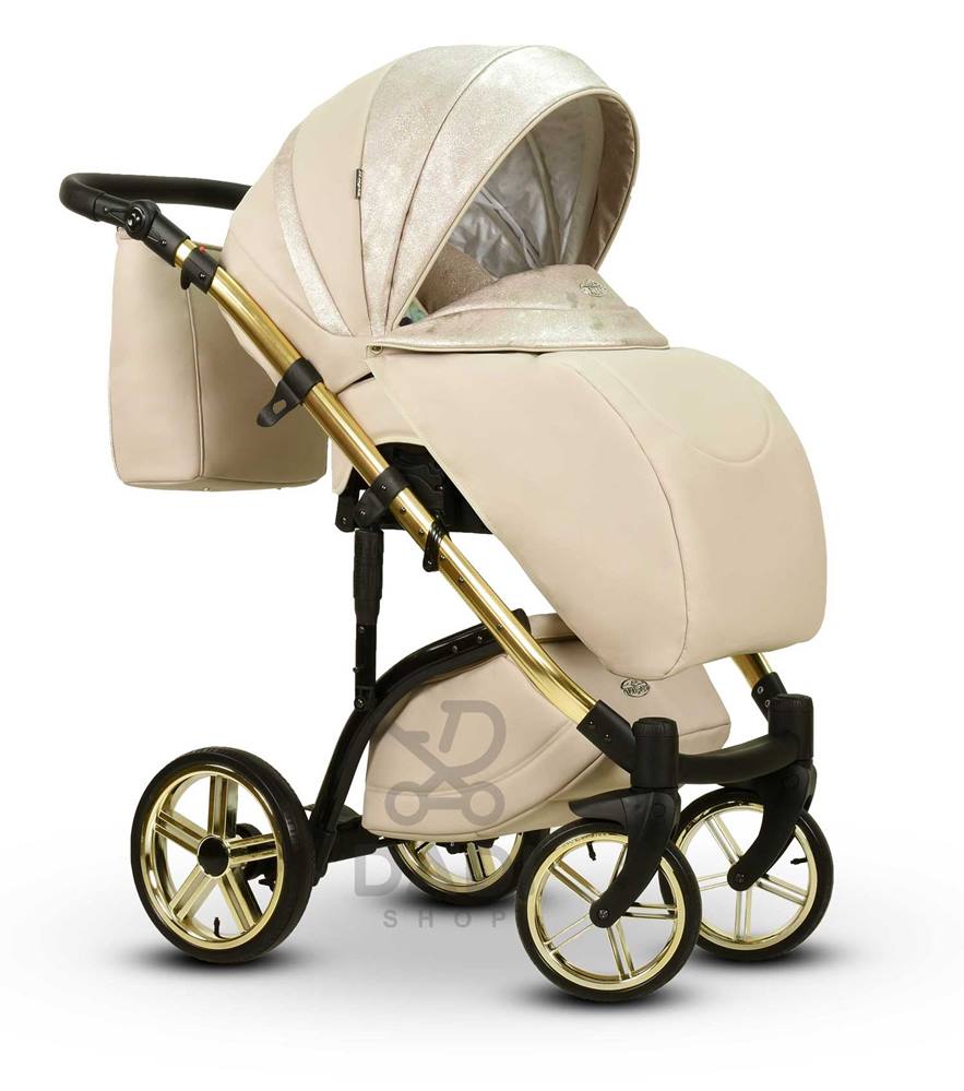 Wózek spacerowy Wiejar Molokai Duo z dopasowanym pokrowcem na nóżki. Beżowa spacerówka w kwiaty na czarnym stelażu.