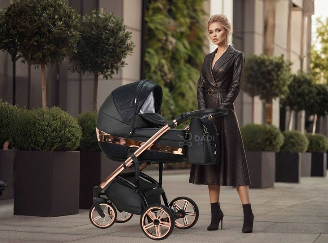 Nowoczesna sesja lifestyle z wózkiem Wiejar Monte Negro 2026 Exclusive. Elegancka kobieta z luksusowym wózkiem 3w1 polskiej marki