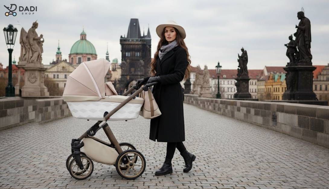 Mama spaceruje z wózkiem dziecięcym Natoni Abis w kolorze beżowym na Moście Karola w Pradze, elegancka prezentacja wózka w scenerii miejskiej.