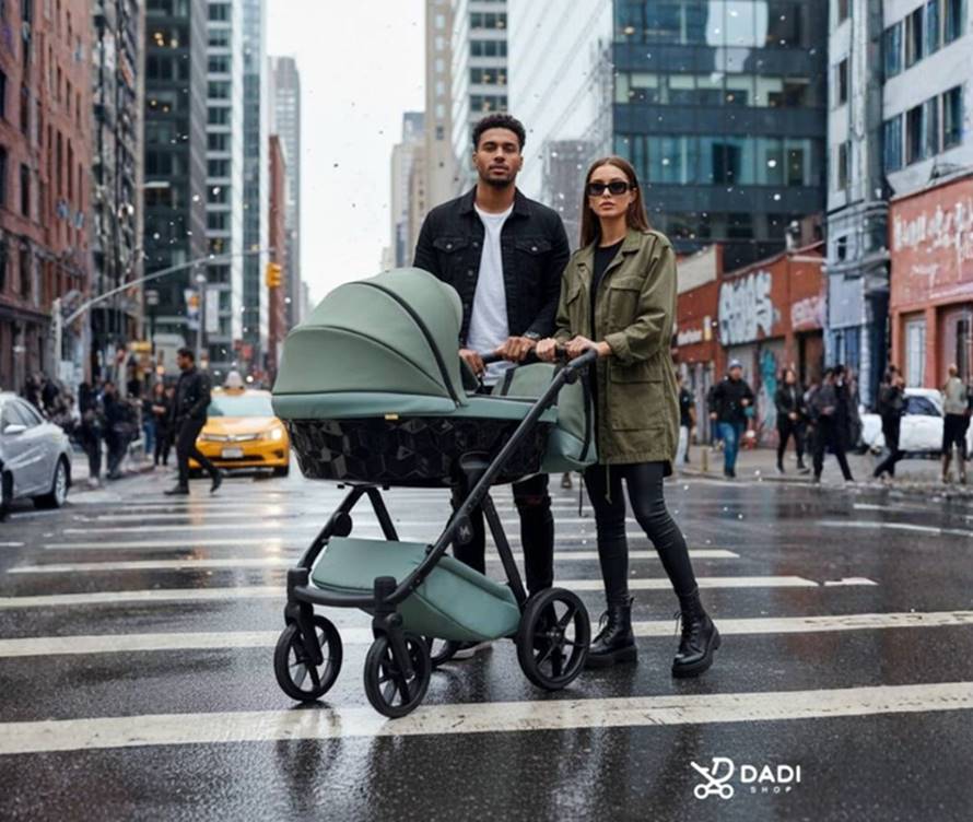 Wózek dziecięcy 2w1 Natoni Abis w kolorze khaki z gondolą na tle miasta, para z wózkiem na ulicy.