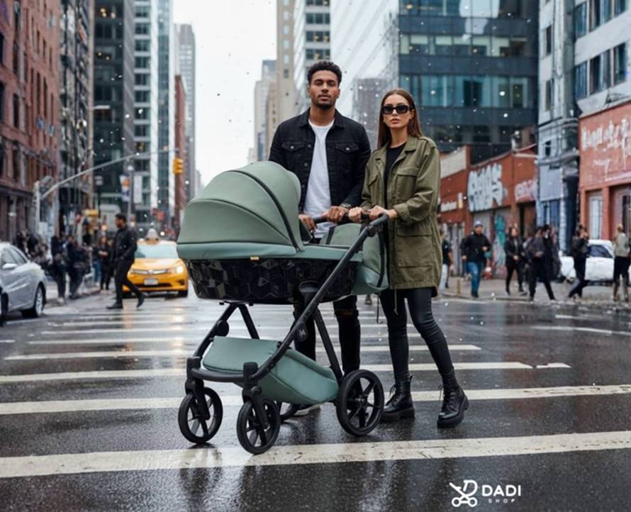 Wózek wielofunkcyjny Natoni Abis khaki 4w1 – para z wózkiem na miejskiej ulicy w Nowym Jorku.