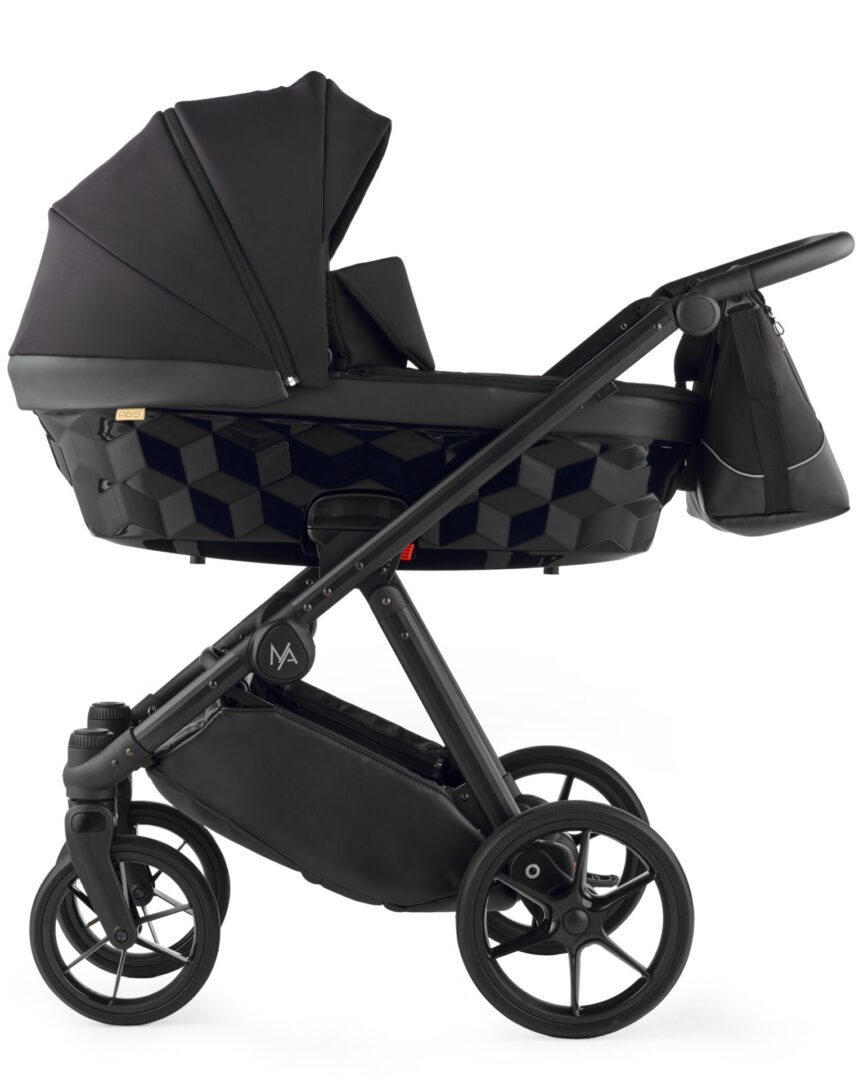 Zbliżenie na nowoczesną gondolę 3D wózka Natoni Abis 3w1 w kolorze Pitch Black, prezentującą eleganckie detale i wysoką jakość wykonania.