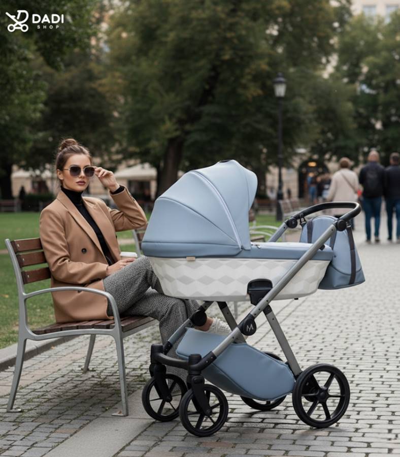 Wózek 2w1 Natoni Abis Powder Blue, elegancka sesja plenerowa w parku z modelką, styl street style, Dadi Shop