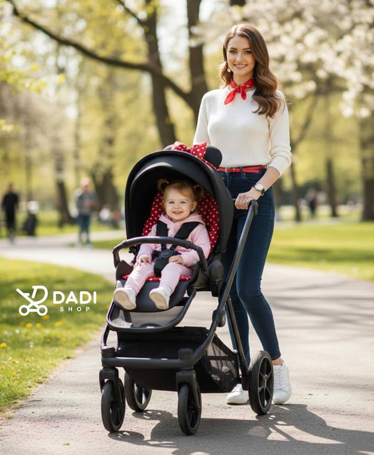 Spacerówka dla dziewczynki Natoni Joy New czarna w kropki, ujęcie lifestyle podczas spaceru, stylowy wózek spacerowy z charakterem.