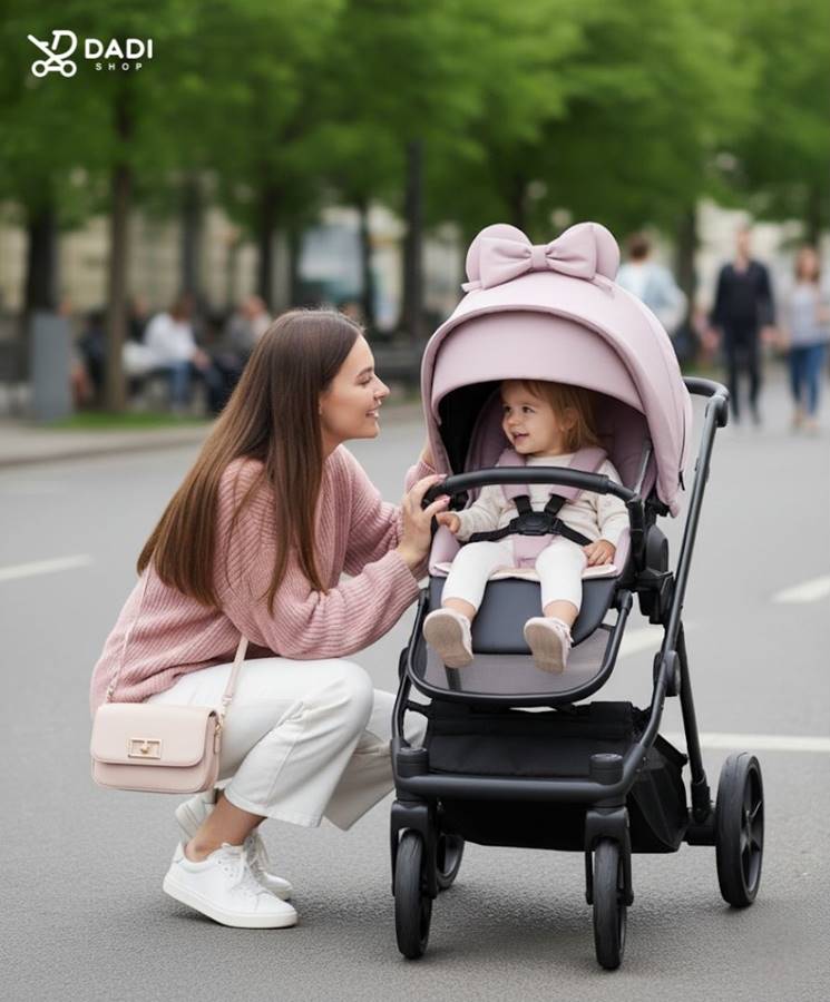 Mama z córeczką podczas spaceru z wózkiem spacerowym Jony New Natoni w kolorze różowym, ujęcie z sesji plenerowej, dostępny w Dadi-Shop.