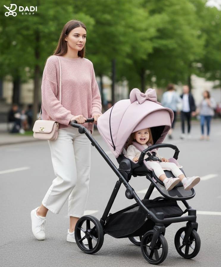 Wózek spacerowy Natoni Joy New w kolorze Coral Blush, prezentacja plenerowa, dostępny w Dadi-Shop.