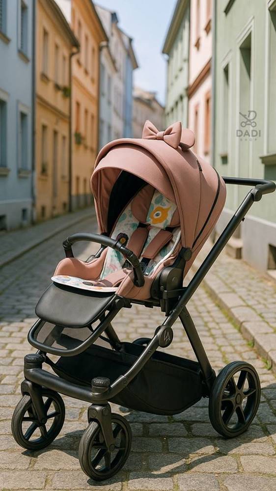 Wózek spacerowy Natoni Joy New Mocca z urocza kokardą, idealny dla dzieci do 22 kg. Zdjęcie w mieście na chodniku.