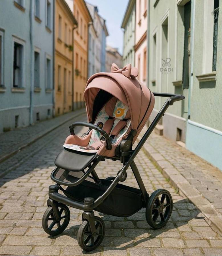 Wózek spacerowy Natoni Joy w kolorze Mocca z siedziskiem dwukierunkowym idealny do codziennych spacerów po malowniczych, miejskich uliczkach.