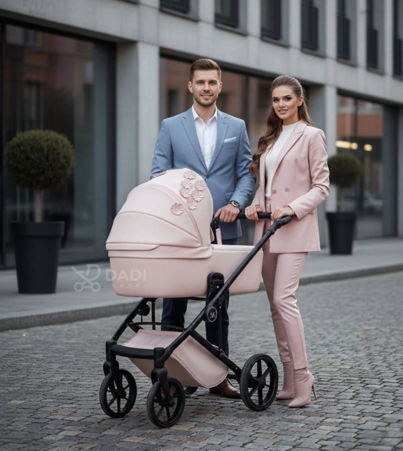 Wózek dziecięcy 3w1 dla dziewczynki Natoni Vespa Blossom bubblegum w kwiaty – stylowi rodzice w miejskim otoczeniu.