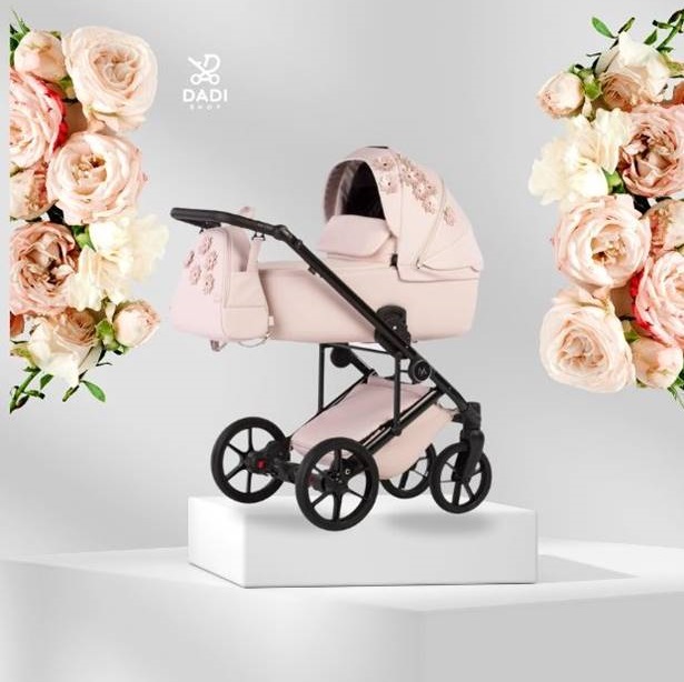 Wózek Natoni Vespa Blossom w różu z kwiatowym wzorem,  ustawiony na tle delikatnych, wiosennych kwiatów, doskonale ukazujący detale i elegancki design modelu. prezentujący elegancki design w sklepie pink pram.  Dadi Shop.