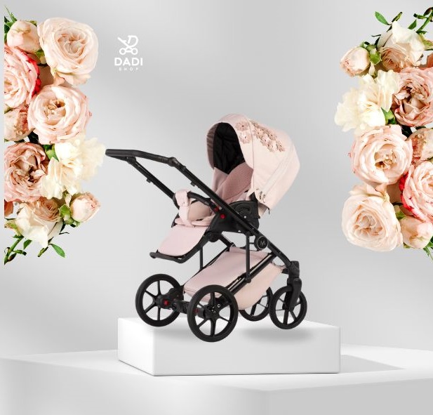 Wózek dziecięcy Natoni Vespa Blossom 2w1 w różowym kolorze z kwiatowym wzorem, prezentacja spacerówki w sklepie Dadi Shop. Pink stroller with floral details, perfect for stylish walks.