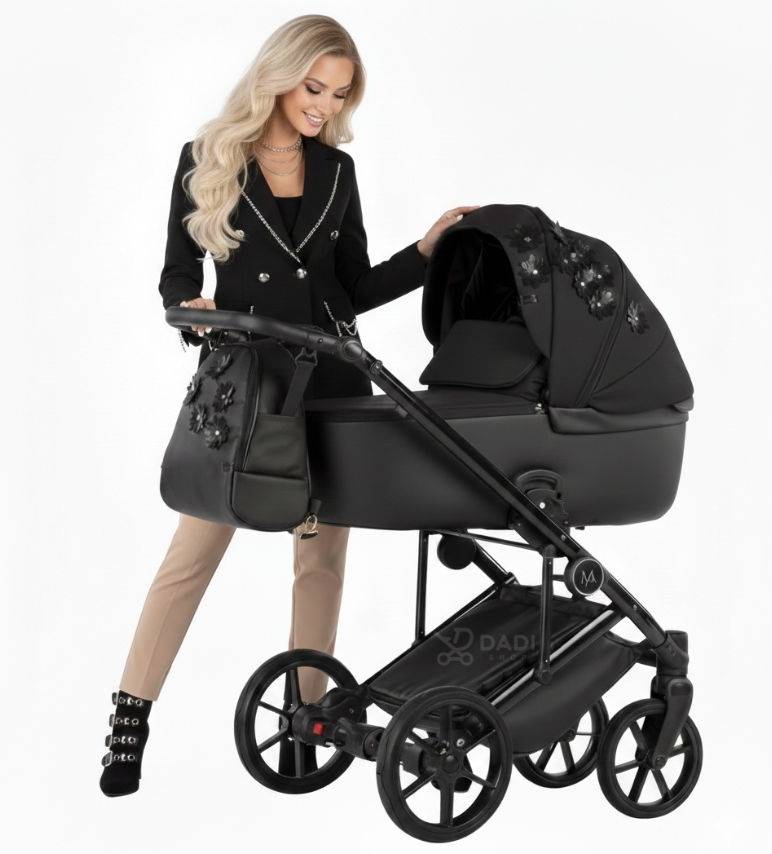 Wózek dziecięcy 2w1 - Vespa Blossom w kolorze czarnym prezentacja z modelką.