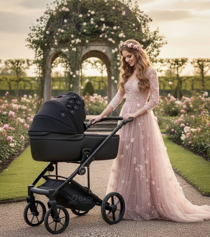 Wózek 2w1 Natoni Vespa Blossom w kolorze czarnym Licorice podczas spaceru w parku. Dadi-shop