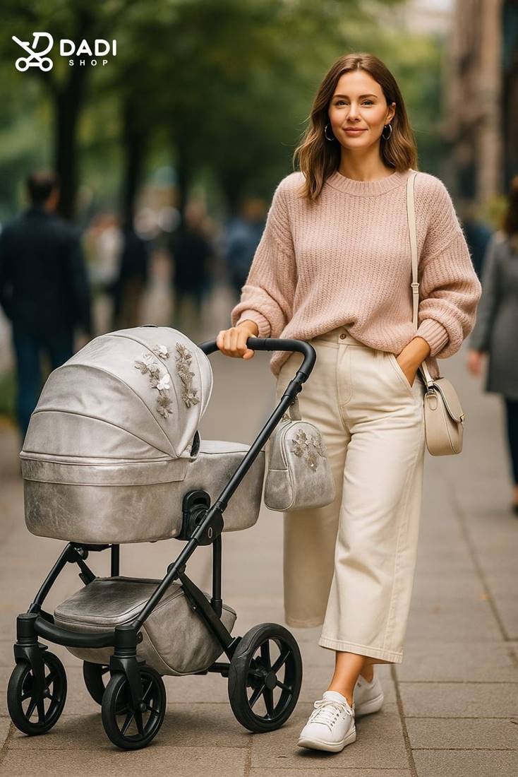 Mama spaceruje z wózkiem dziecięcym 3w1 Natoni Vespa Blossom Silver po parku – stylowy i funkcjonalny model dostępny w sklepie Dadi Shop online