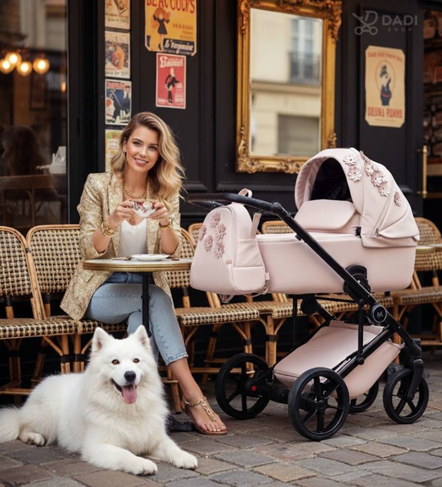 Wózek dziecięcy Natoni Vespa Blossom sesja plenerowa przy kawiarni.