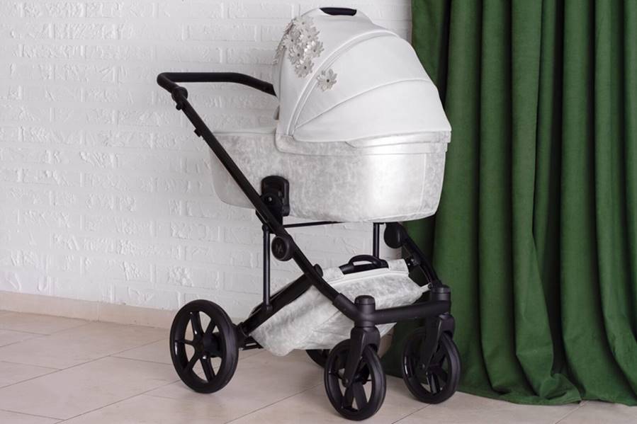 Wielofunkcyjny wózek Natoni Vespa Blossom z kwiatowym wzorem na daszku gondoli, dostępny w sklepie Dadi Shop.